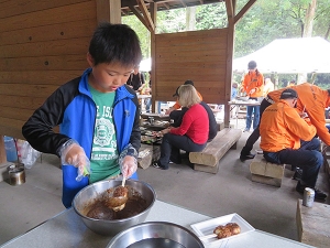 素焼きした五平餅にたっぷりタレをかけます