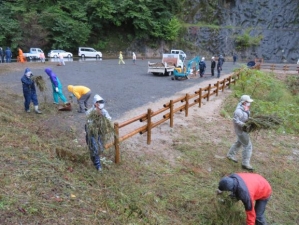 広場の下草刈り