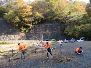 広場の下草刈り