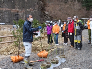林業専門監による植樹の説明
