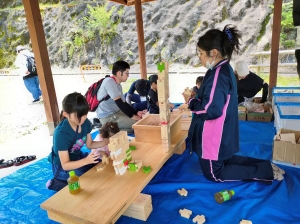 積み木と木工体験を楽しむ子供たち