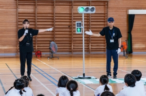 市内の小学校にて実施する交通安全教室の様子