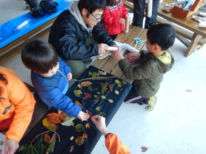 落ち葉を使った万華鏡作り