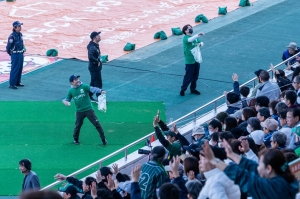 ハーフタイムのサイン入りボール投げ