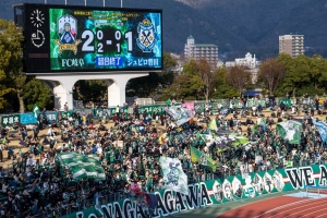 FC岐阜の勝利に沸くスタンド