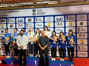 表彰台にて(日本選手は左3名)