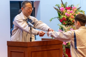 新入社員へ辞令が交付されました