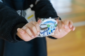 小学生に手渡された反射板。新デザインです。