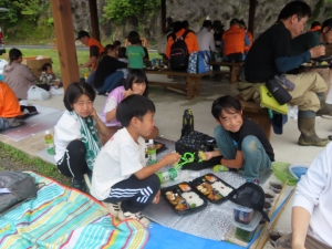 ｢てまひま｣のお弁当で昼食タイム