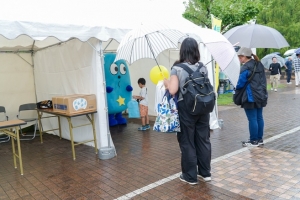 雨の日はテントの下にて。